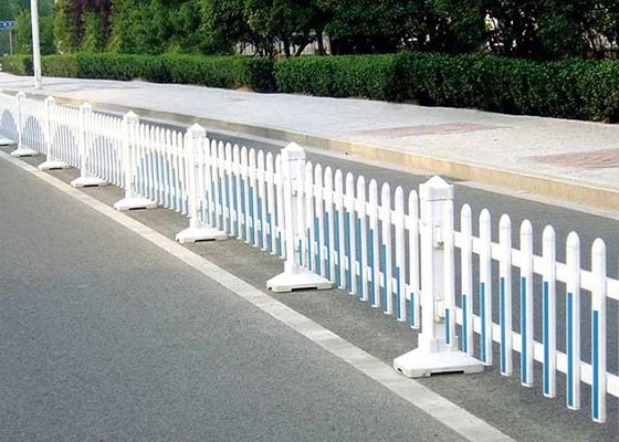 De wegheining is een goede oplossing om voetgangers veilig te beschermen in de stadsstraat