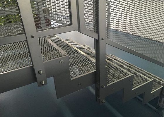 Het uitgebreide Loopvlak van de Metaaltrede met Antislip en Hoge Ladingscapaciteit verstrekt Grote Veiligheid voor Voetgangers die op Treden lopen