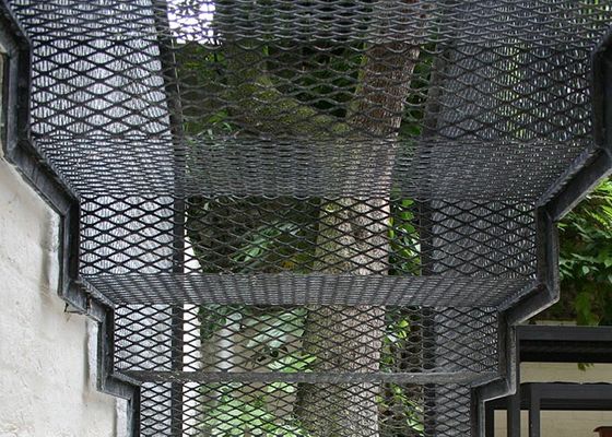 Het uitgebreide Loopvlak van de Metaaltrede met Antislip en Hoge Ladingscapaciteit verstrekt Grote Veiligheid voor Voetgangers die op Treden lopen