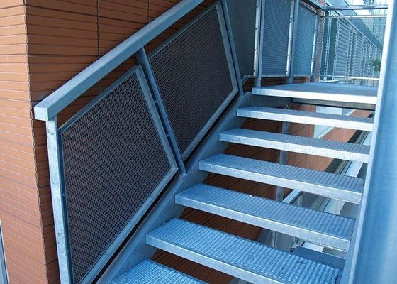 Het uitgebreide Loopvlak van de Metaaltrede met Antislip en Hoge Ladingscapaciteit verstrekt Grote Veiligheid voor Voetgangers die op Treden lopen