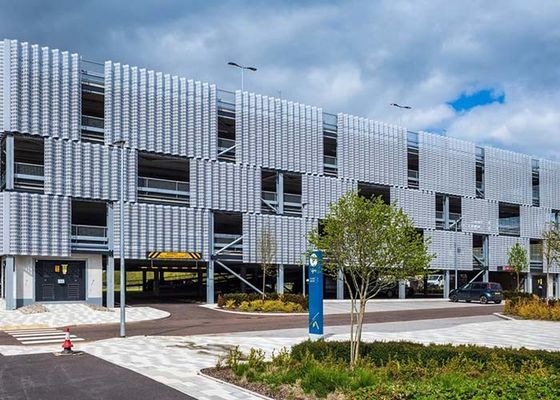 De geperforeerde Metaal combinatie van de de Bouwvoorgevel van functie en esthetica voor Architecturaal Voorgevelontwerp
