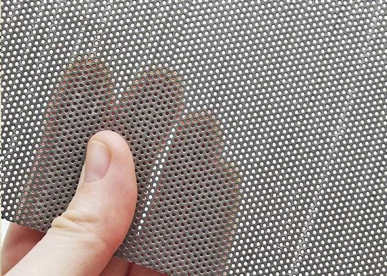 Het micro- die Gat perforeerde Metaal door CNC de Hoge snelheid van de Ponsenmachine, Fijne Precisie en Prikken wordt gemaakt