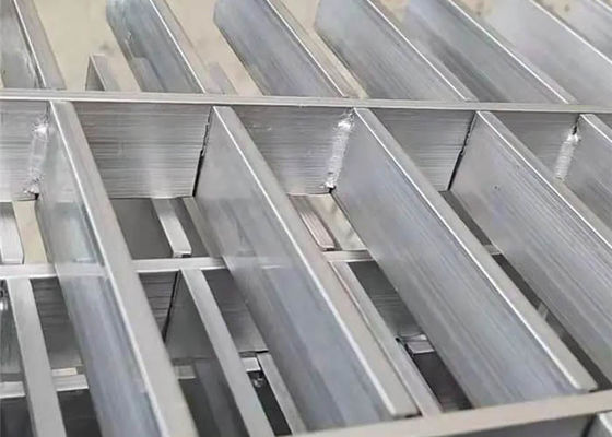 Aluminiumgrating – Lichtgewicht, Hoge Ladingscapaciteit en Sterkte voor Binnen en Openluchtdecoratie