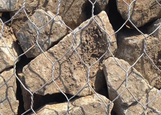 Gabion basket zeshoekig geweven gaas voor het laden van stenen voor de bescherming van hellingen van de oever wegspanden