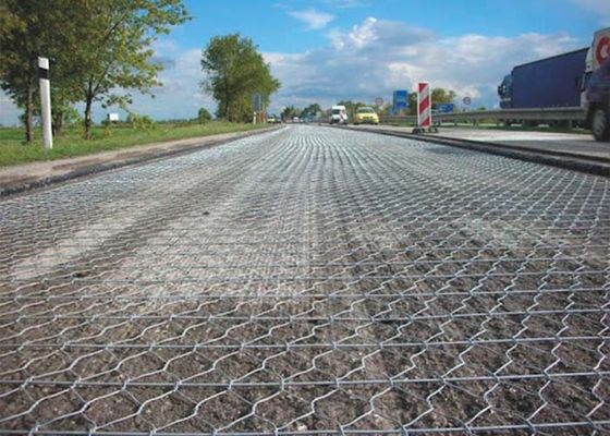 Wegennet Versterkt zeshoekig draadnet om de weg te versterken