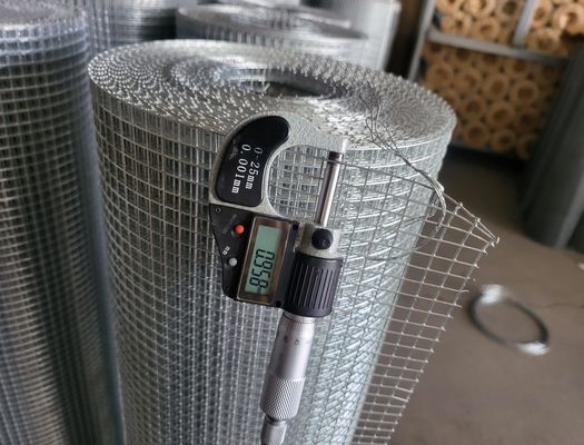2.5-25cm gat 1 2 gegalvaniseerd gelast draadnet Met 1mm-10mm Diameter 0,4-2m Breedtebereik
