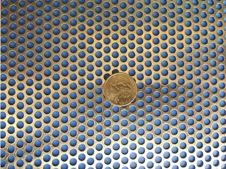 Duurzaam geperforeerd metaaldraadnet Aluminiummateriaal lichtgewicht Corrosiebestendig Geschikt voor architecturale projecten