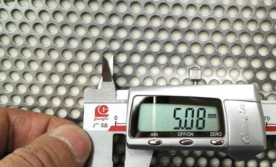 Precisie gesneden geperforeerd metalen gaas, ideaal voor akoestische panelen en luchtfiltratiesystemen in commerciële gebouwen