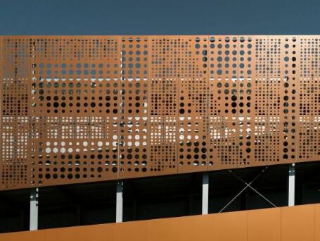 Aluminium geperforeerd metaaldraadmaas lichtgewicht sterk materiaal ideaal voor ventilatie screening en beschermende barrières